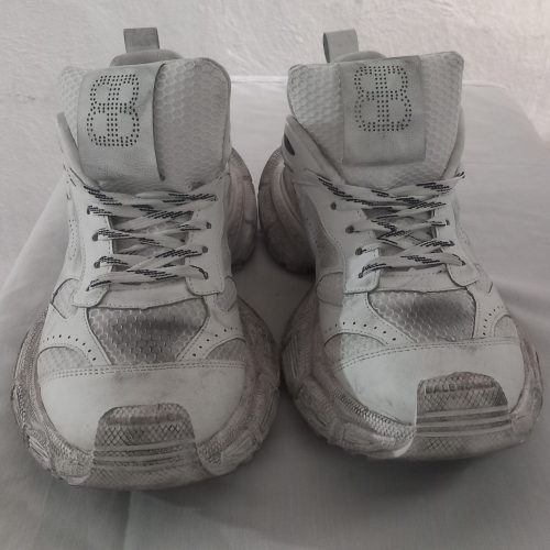 کفش بالنسیگا سایز 43   نو نوه. یبار پوشیده شده فقط  خودم یک میلیونو هشتصد گرفتم میدم یکو پونصد