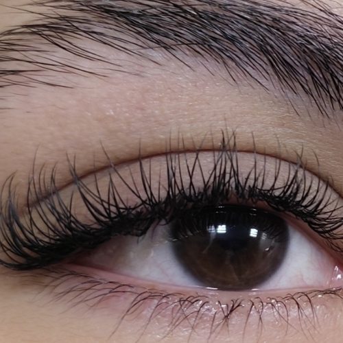 خدمات مژه و ناخن