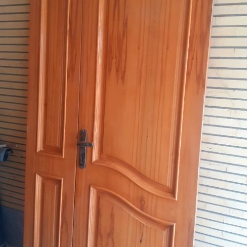 دو لنگه درب چوبی کارکرده