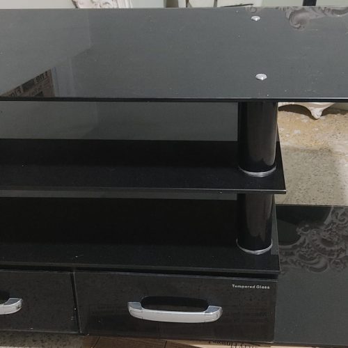 میز تلویزیون شیشه ای تمیز