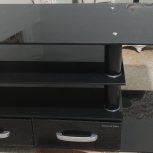 میز تلویزیون شیشه ای تمیز