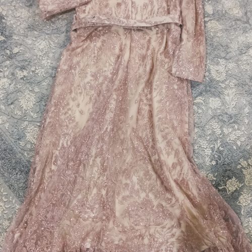 لباس بسیار زیبا‌فقط یکبارپوشیده‌شده به علت تغییر سایز بفروش میرسد