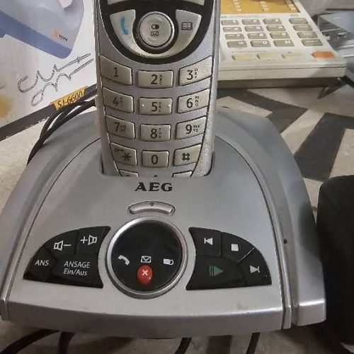 پنج تلفن روی میز