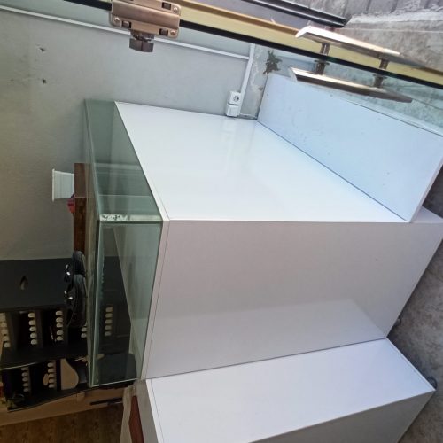 2عدد پیشخوان مغازه همراه با یک عدد باکس شیشه‌ای