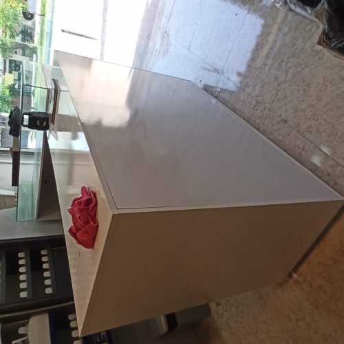 2عدد پیشخوان مغازه همراه با یک عدد باکس شیشه‌ای