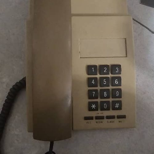 تلفن هایه روی میز