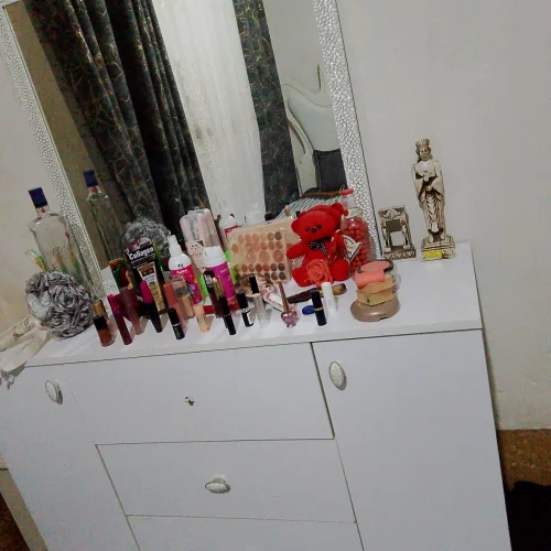 تخت و میز آرایشی