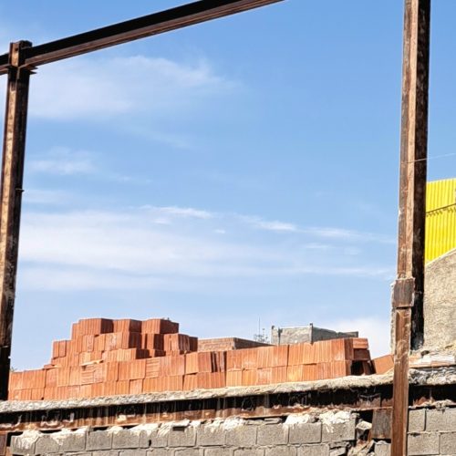 ساختمان نیمه کاره است وهمه ی وسایلش حاضر است