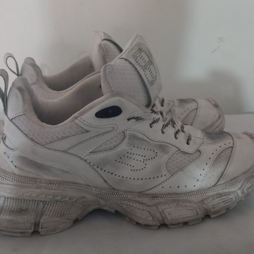 کفش بالنسیگا سایز 43   نو نوه. یبار پوشیده شده فقط  خودم یک میلیونو هشتصد گرفتم میدم یکو پونصد