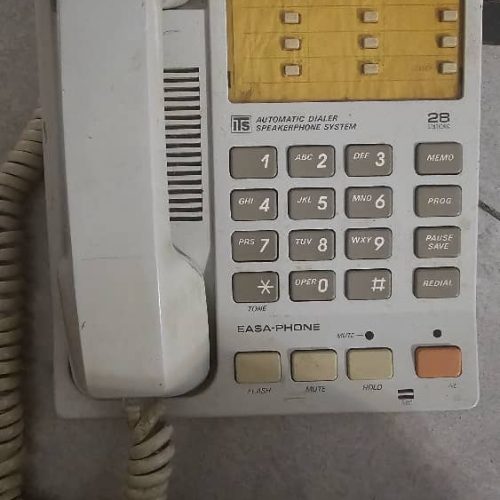 تلفن هایه روی میز