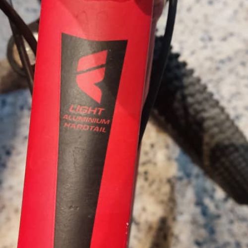 یک دستگاه دوچرخه سایز 27.5 رنگ قرمز بسیار تمیز و سالم به فروش می‌رسد.