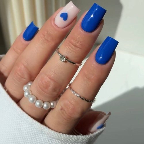 به مدل برای کار ناخن نیازمند هستم .