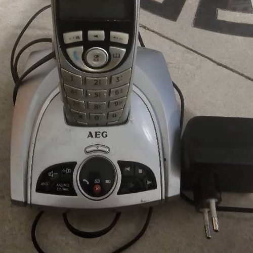 تلفن هایه روی میز