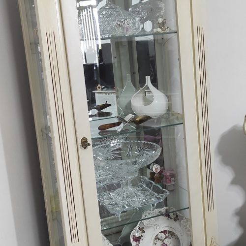 مبل 8نفره،  میزنهار خوری 8نفره،  میزTv،  ساعت ایستاده،  بوفه