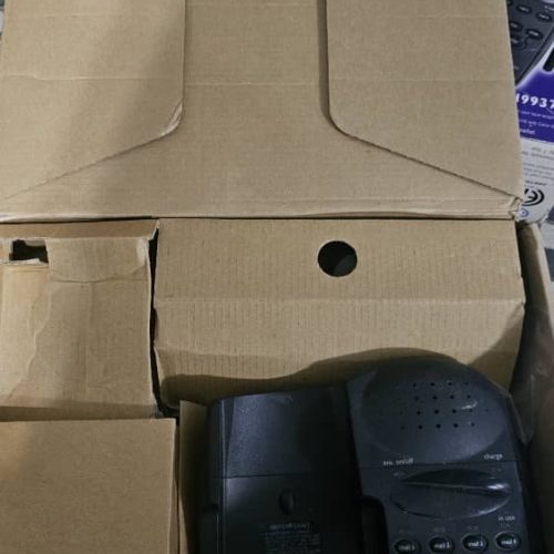 تلفن هایه روی میز