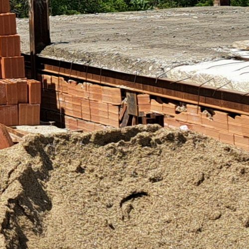 ساختمان نیمه کاره است وهمه ی وسایلش حاضر است