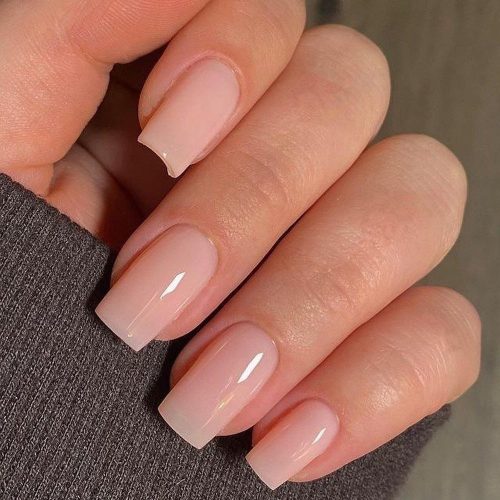 به مدل برای کار ناخن نیازمند هستم .