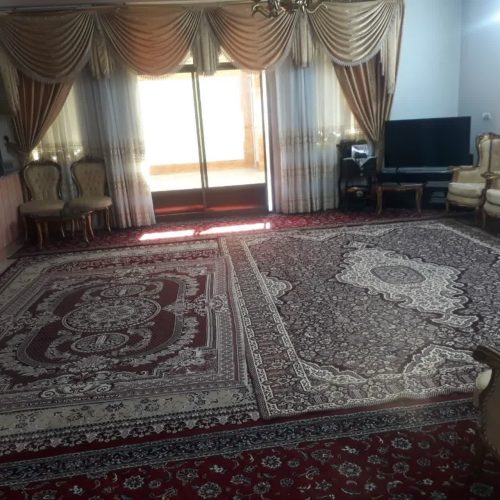 خانه‌ی بزرگ و زیبا حیاط بزرگ دارد