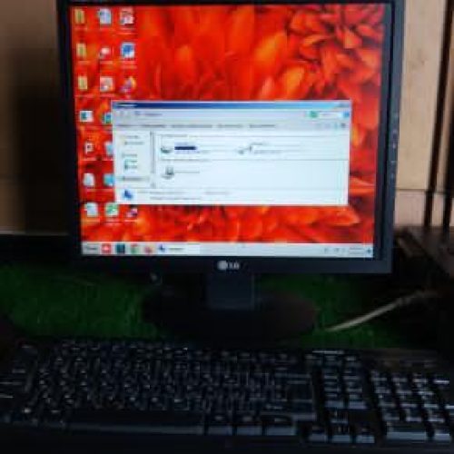 مینی کیس با مانیتور و کیبورد و موث