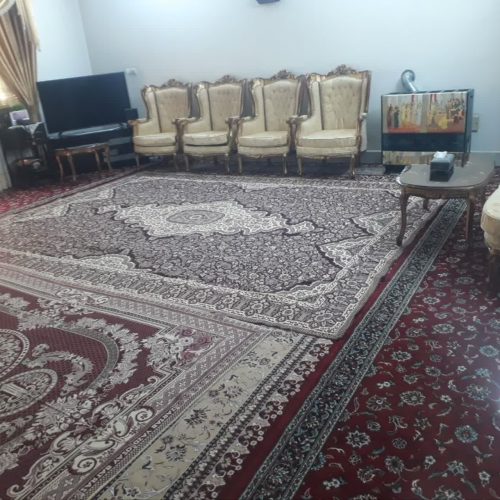 خانه‌ی بزرگ و زیبا حیاط بزرگ دارد