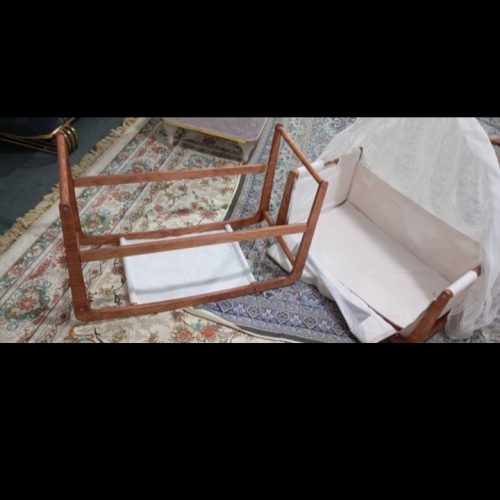 گهواره کنار تخت مادر