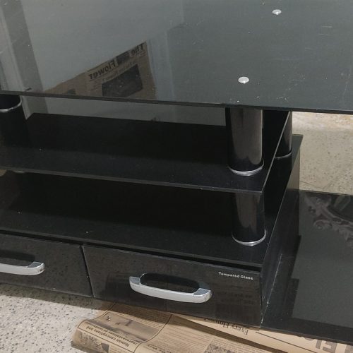 میز تلویزیون شیشه ای تمیز