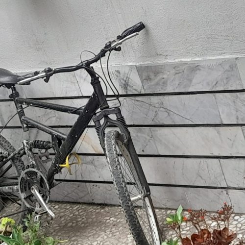 فروش فوری دوچرخه دنده‌ای دارای کمک جلو وکمک وسط رنگ مشکی دسته دنده کلاج دار طوقه جلو عقب با پدال الومیومی