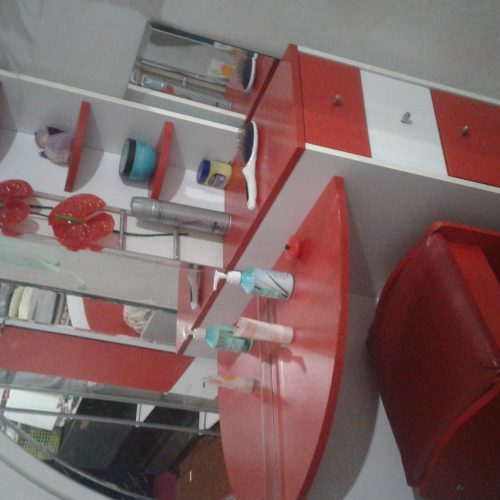 یک عدد ویترین ویک عدد کمد جالباسی ویکعدد تخت خواب یک نفره ویک عدد میز آرایش