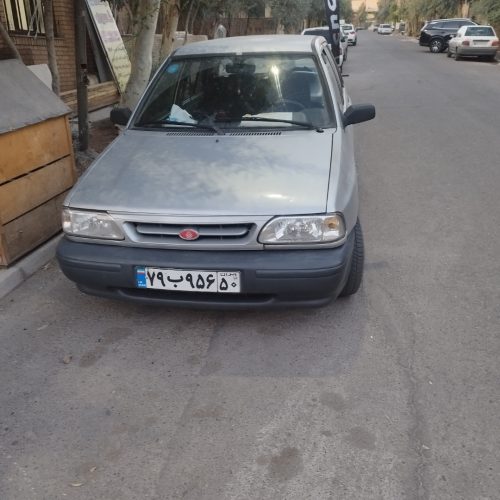 سواری صندوقدار پراید نقره‌ای