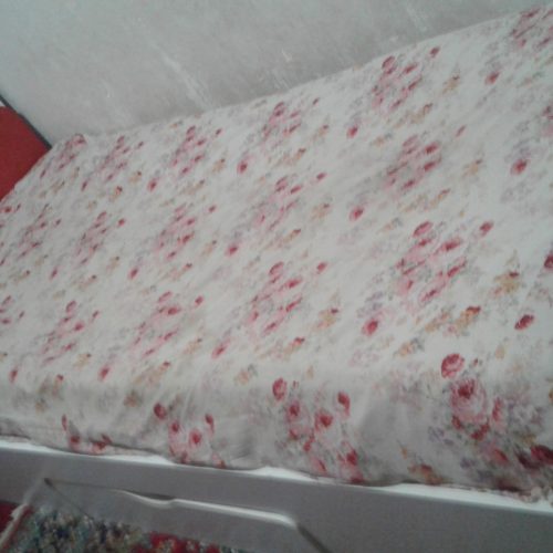 یک عدد ویترین ویک عدد کمد جالباسی ویکعدد تخت خواب یک نفره ویک عدد میز آرایش