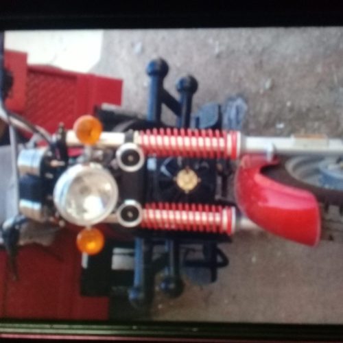 یک عدد موتور سیکلت