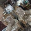 با سلام مبلمان سلطنتی 9 نفره سالم و نو به همراه 2 میز عسلی و یک میز مبلمان بسیار سالم بدون خط و خش به همراه کاور برای مبلمان
