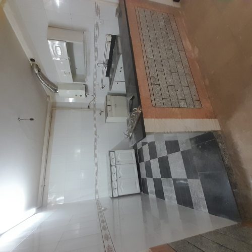 خانه همکف خالی هست فقط خانواده دو یا سه نفر