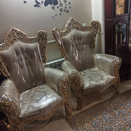 با سلام مبلمان سلطنتی 9 نفره سالم و نو به همراه 2 میز عسلی و یک میز مبلمان بسیار سالم بدون خط و خش به همراه کاور برای مبلمان
