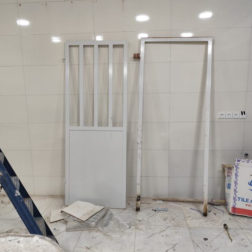 فروش درب پارکینگ درب پذیرایی نورگیر یک عدد درب اتاق با چهار چوب و دو عدد پنجره