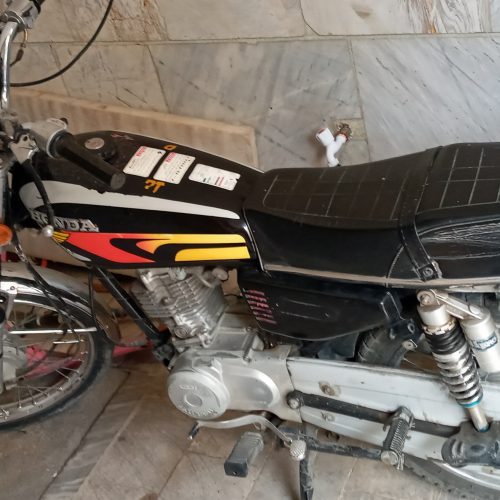 موتورهندا125 پلاک قدیم مدارک تکمیل همراه با کارت موتوربرگه فروشگاهی بیمه سالم سالم