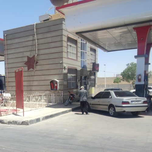 کارگر پمپ بنزین