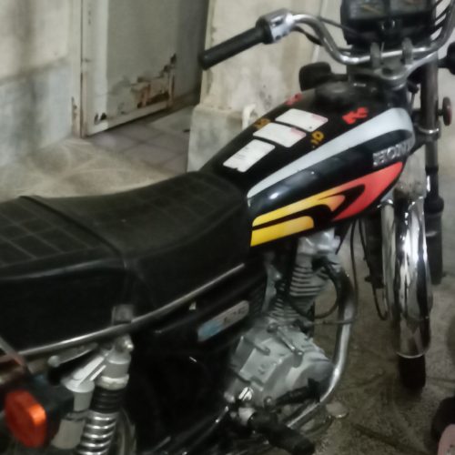 موتورهندا125 پلاک قدیم مدارک تکمیل همراه با کارت موتوربرگه فروشگاهی بیمه سالم سالم