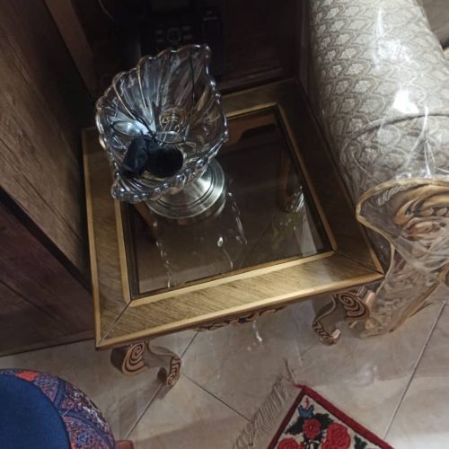 با سلام مبلمان سلطنتی 9 نفره سالم و نو به همراه 2 میز عسلی و یک میز مبلمان بسیار سالم بدون خط و خش به همراه کاور برای مبلمان