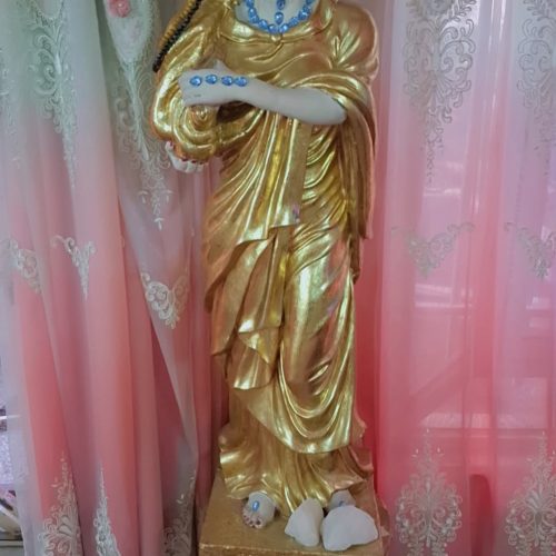 مجسمه طلایی