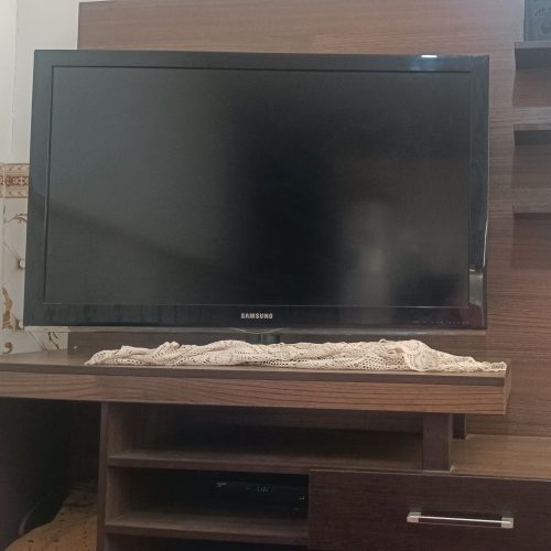 یک دستگاه تلویزیون و یک دیجیتال با همراه میز تلویزیون داده میشه