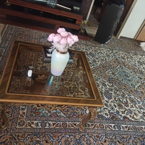 با سلام مبلمان سلطنتی 9 نفره سالم و نو به همراه 2 میز عسلی و یک میز مبلمان بسیار سالم بدون خط و خش به همراه کاور برای مبلمان