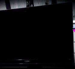 یک دستگاه ال سی دی 32 اینچ LG