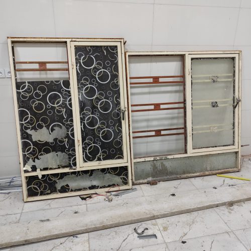 فروش درب پارکینگ درب پذیرایی نورگیر یک عدد درب اتاق با چهار چوب و دو عدد پنجره