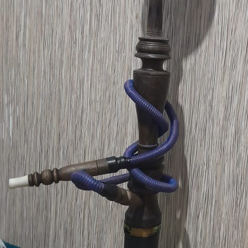 قلیان دوسیب جنس چون گردو پایه قدیمی و کار شده داخلشم ترکیب تنباکو نخلو فاخر کشیده شده بسیار روان دسته چوب های شلنگ هم از مغز چوب گردو خلاصه پایه همجوره تکمیل و درجه یکه و با سلیقه جم شده خود تنه هم واسه شیش هفت سال پیشه