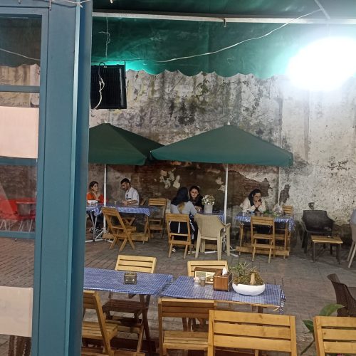 یک مغازه غذا خوری