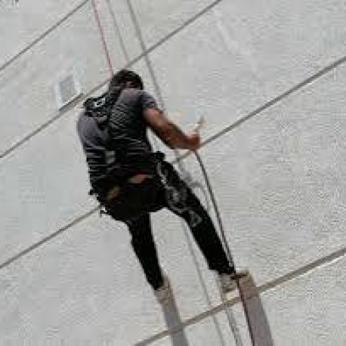 پیچ و رولپلاک و شستشوی نما بوسیله طناب