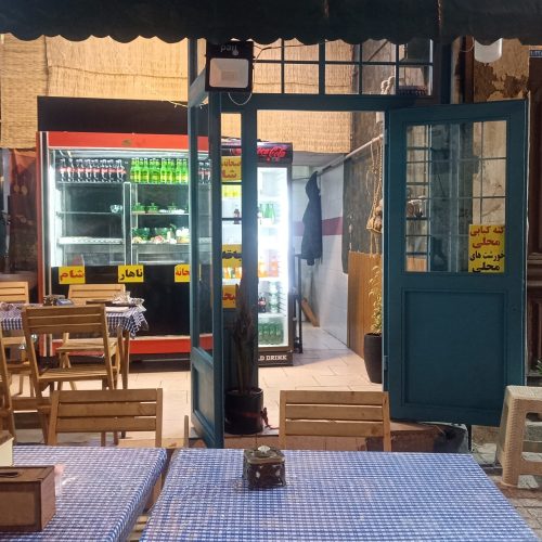 یک مغازه غذا خوری