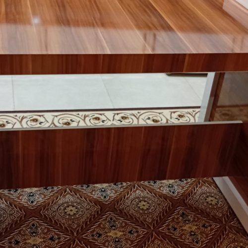 یک عدد میز ورق گلاسه سفید و قهوه ای