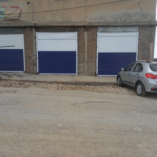 یک عدد خانه آپارتمانی با 4 عدد مغازه با کرکره نو